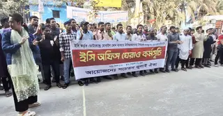 ভোটকেন্দ্রে মোবাইলফোন নিয়ে প্রবেশে নিষেধাজ্ঞা: নোয়াখালীতে ইসি ঘেরাও করে বিক্ষোভ